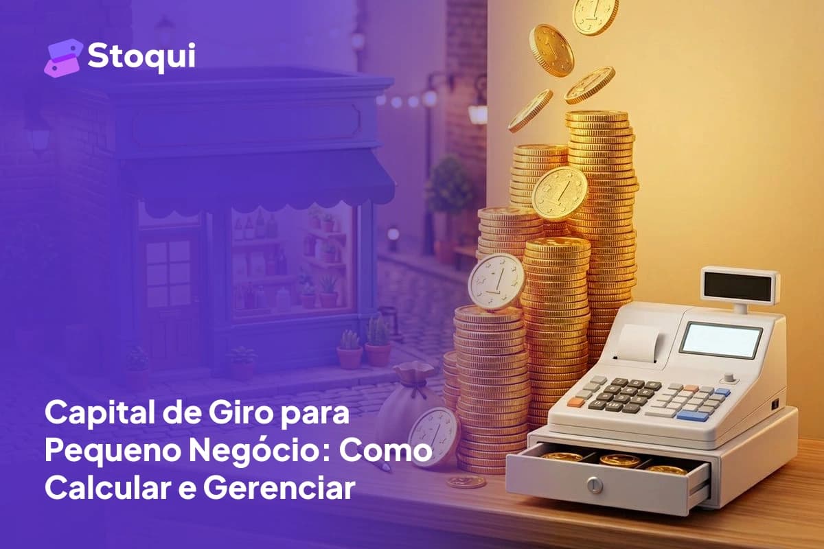 Moedas douradas empilhadas ao lado de uma caixa registradora representando capital de giro para pequenos negócios