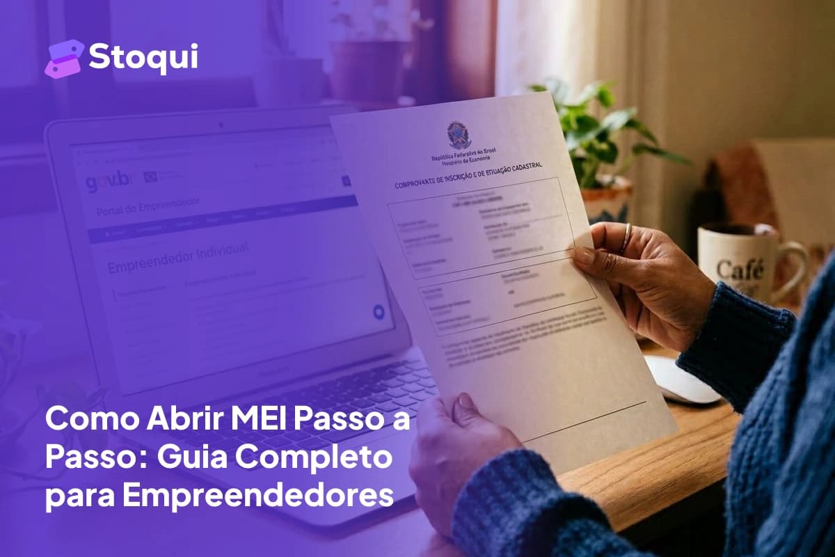 Pessoa segurando documento de registro MEI com laptop mostrando o site Gov.br ao fundo