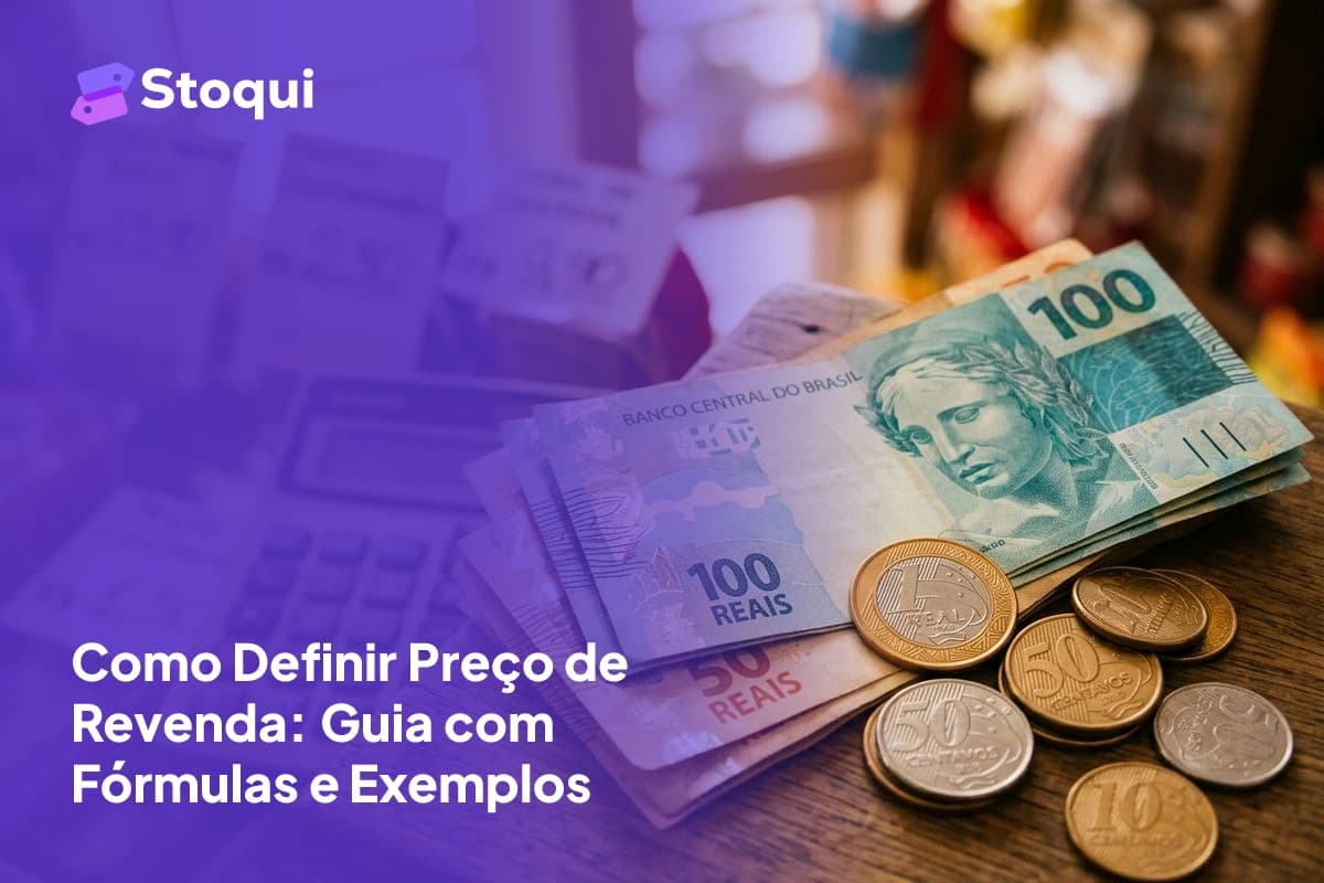 Notas de Real brasileiro e calculadora representando precificação e definição de preço de revenda