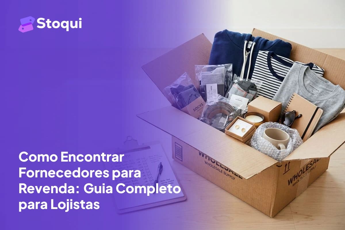 Caixa de papelão aberta com produtos variados para revenda como roupas e acessórios