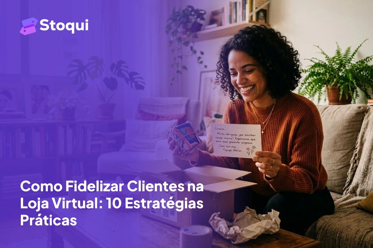 Mulher brasileira sorrindo ao abrir pacote com bilhete de agradecimento e presente surpresa