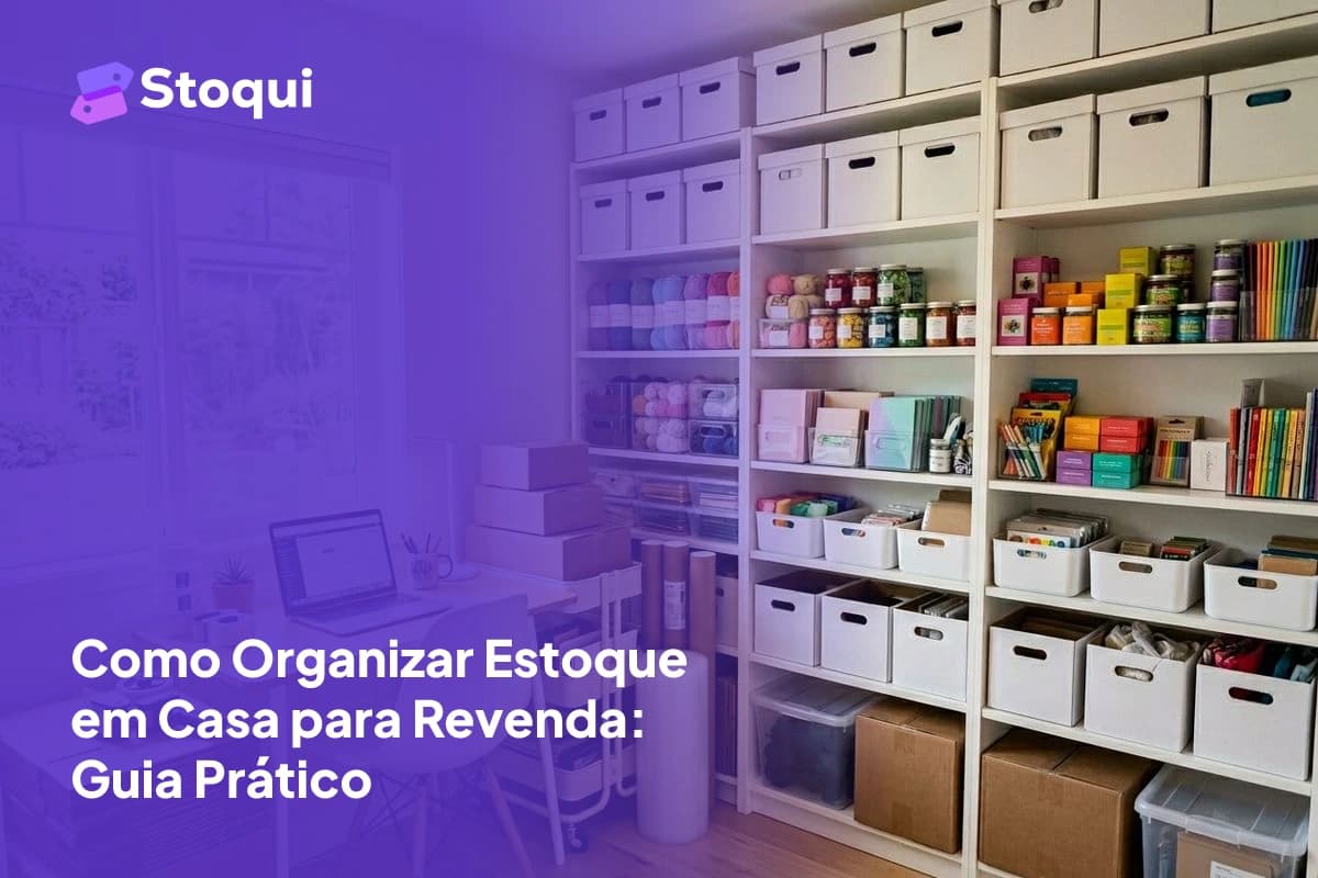 Estoque organizado em casa com prateleiras brancas, caixas etiquetadas e produtos para revenda
