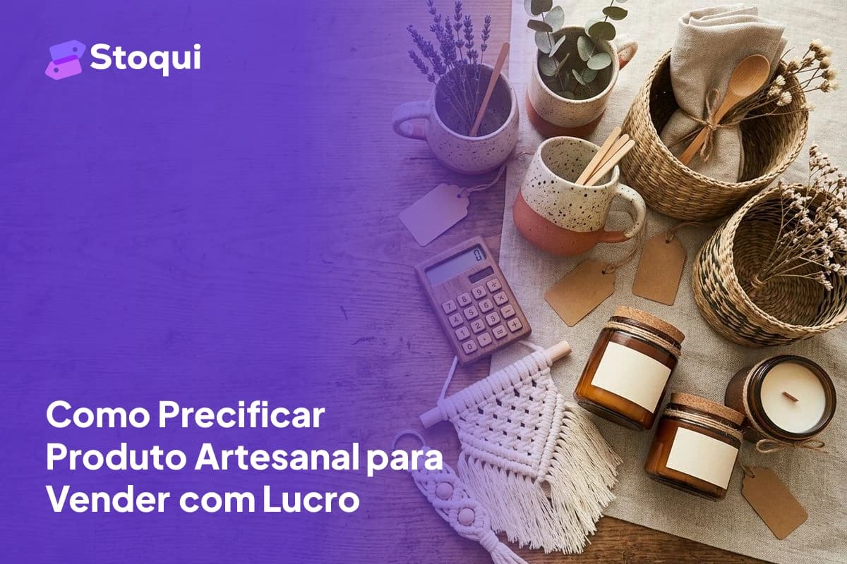 Flat lay de produtos artesanais como canecas de cerâmica, cestos e velas sobre mesa de madeira rústica