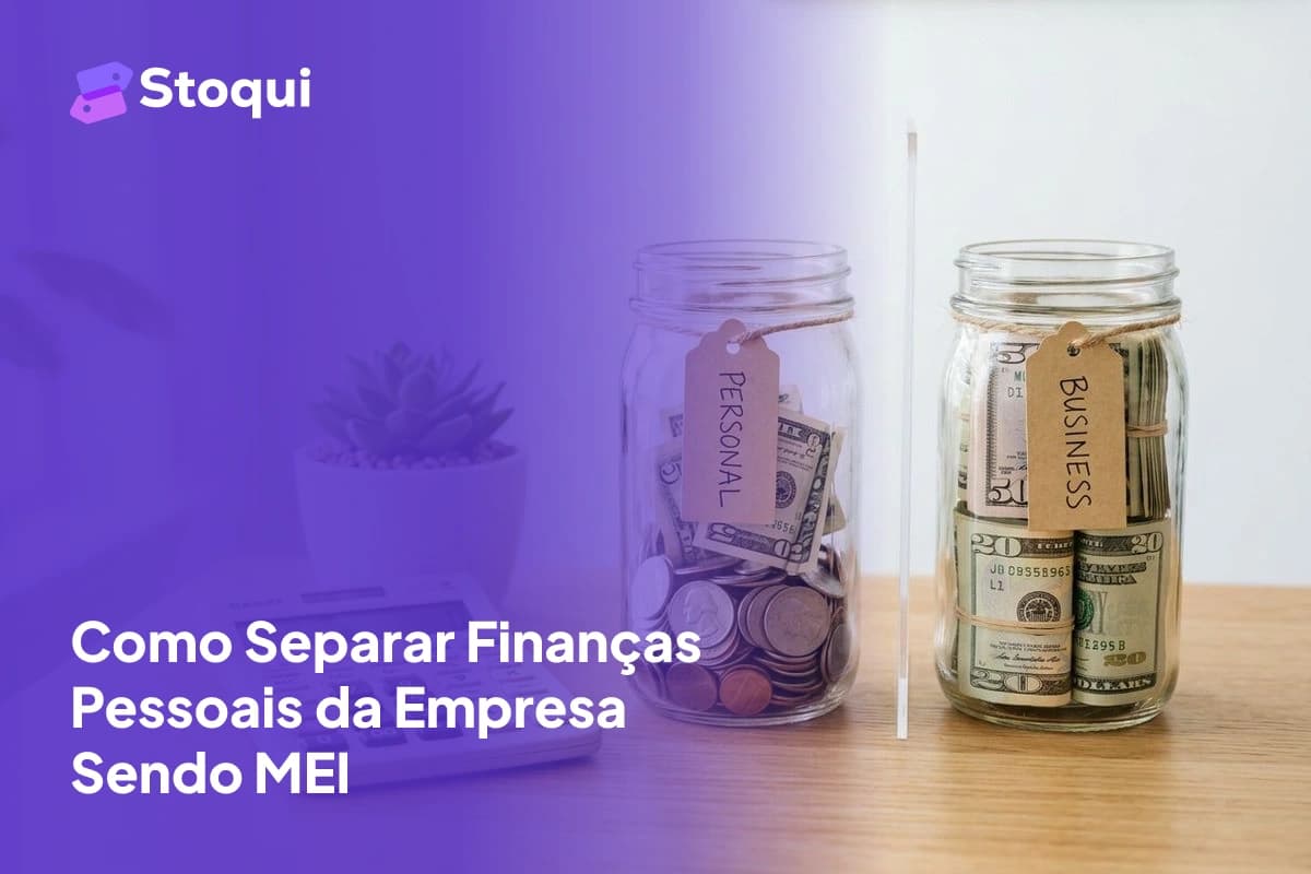 Dois potes de vidro separando finanças pessoais e empresariais com calculadora sobre mesa de madeira