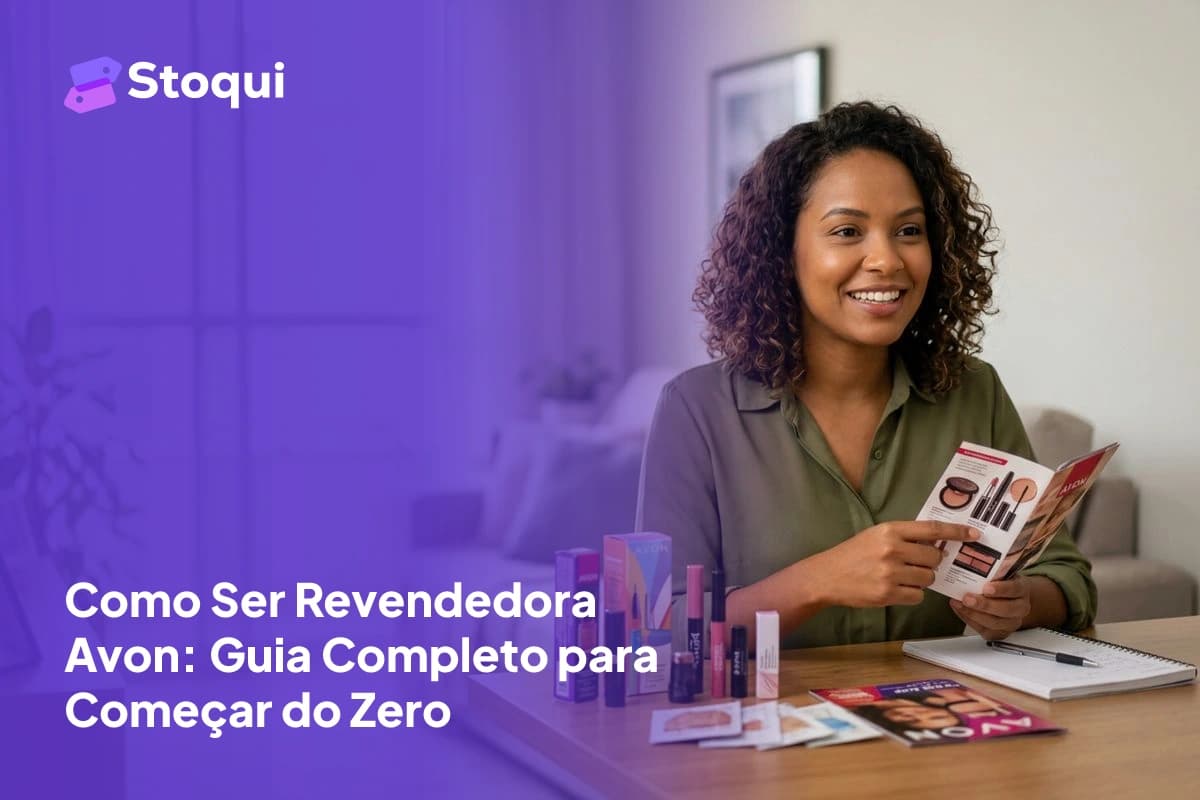 Mulher organizando produtos de beleza e maquiagem em casa enquanto mexe no celular para vender online