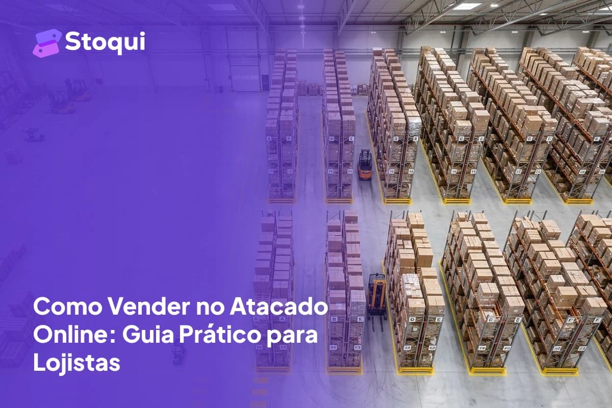 Armazém organizado com prateleiras e caixas empilhadas para venda no atacado online