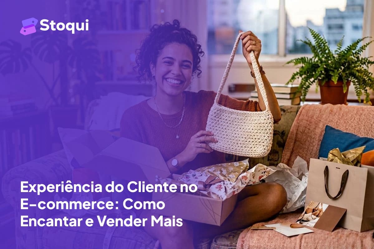Cliente feliz fazendo unboxing de compra online