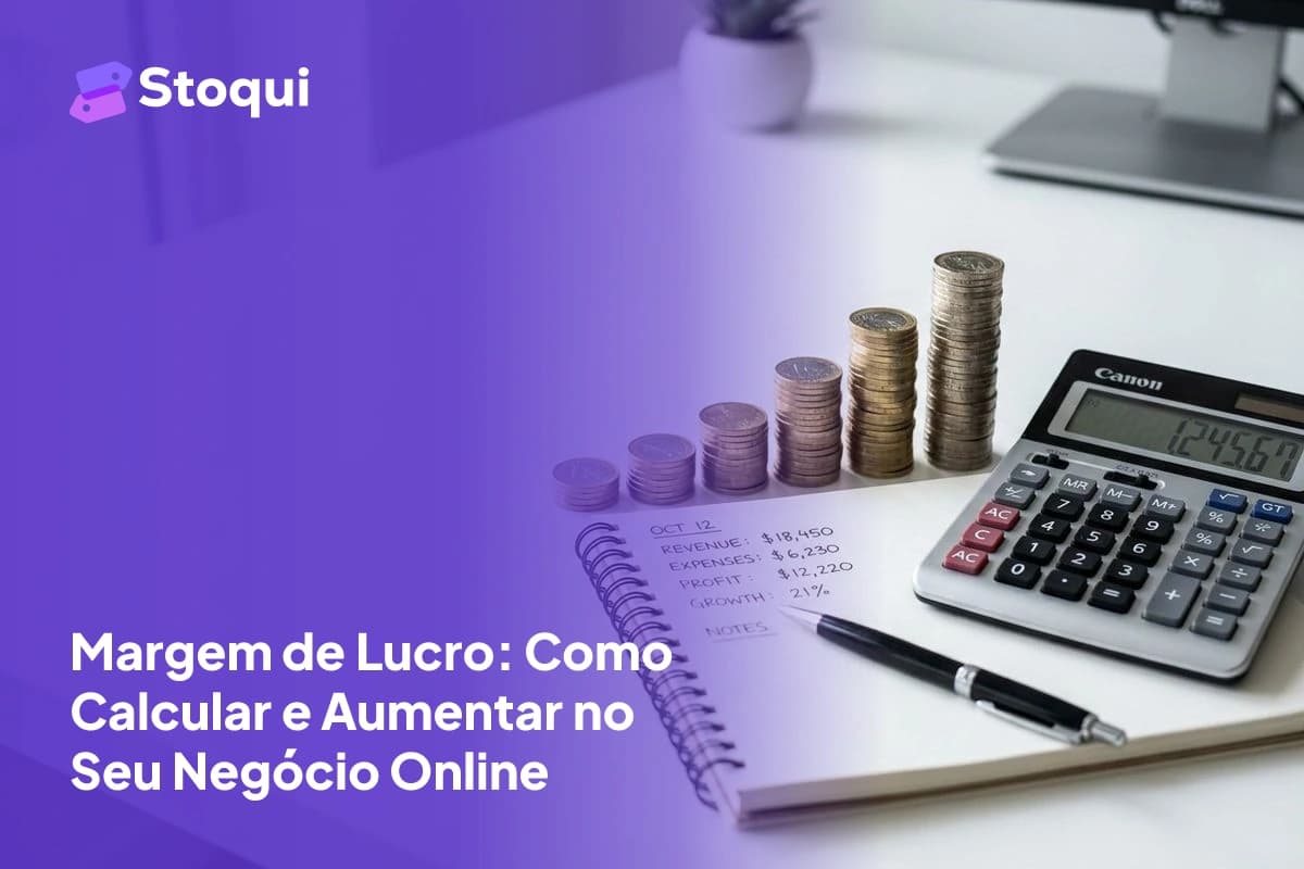 Calculadora com moedas empilhadas em formato de gráfico e caderno com anotações financeiras
