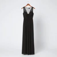 Vestido longo com decote em V recomendado pelo atendente virtual da loja