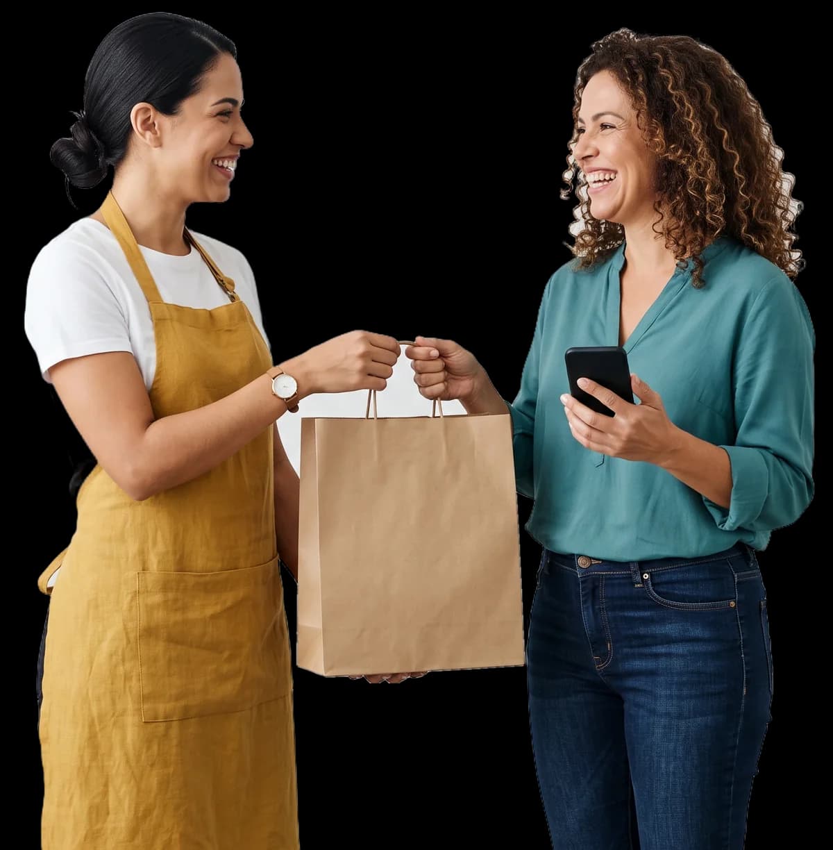 Dona de loja de avental entregando uma sacola de compras para uma cliente sorridente com o celular na mão